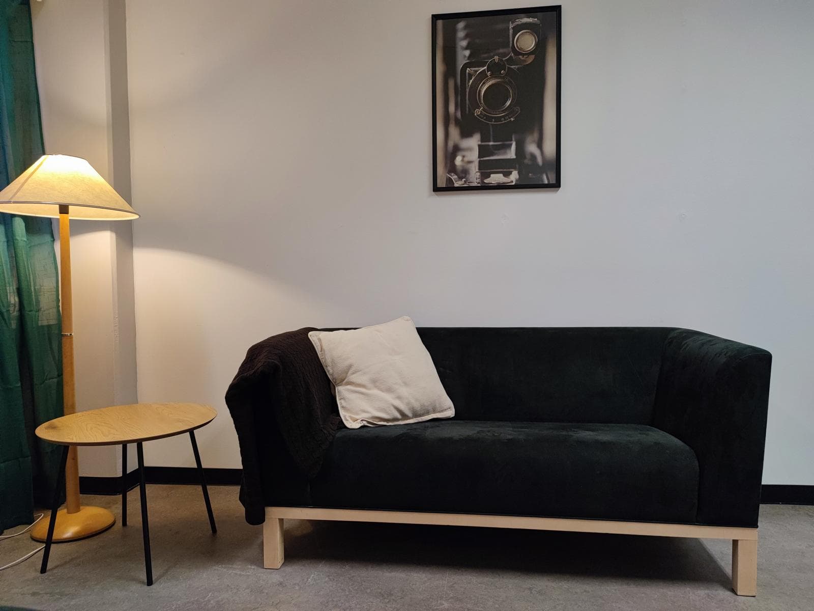 Vastaanoton sohva, sivupöytä ja lattiavalaisin